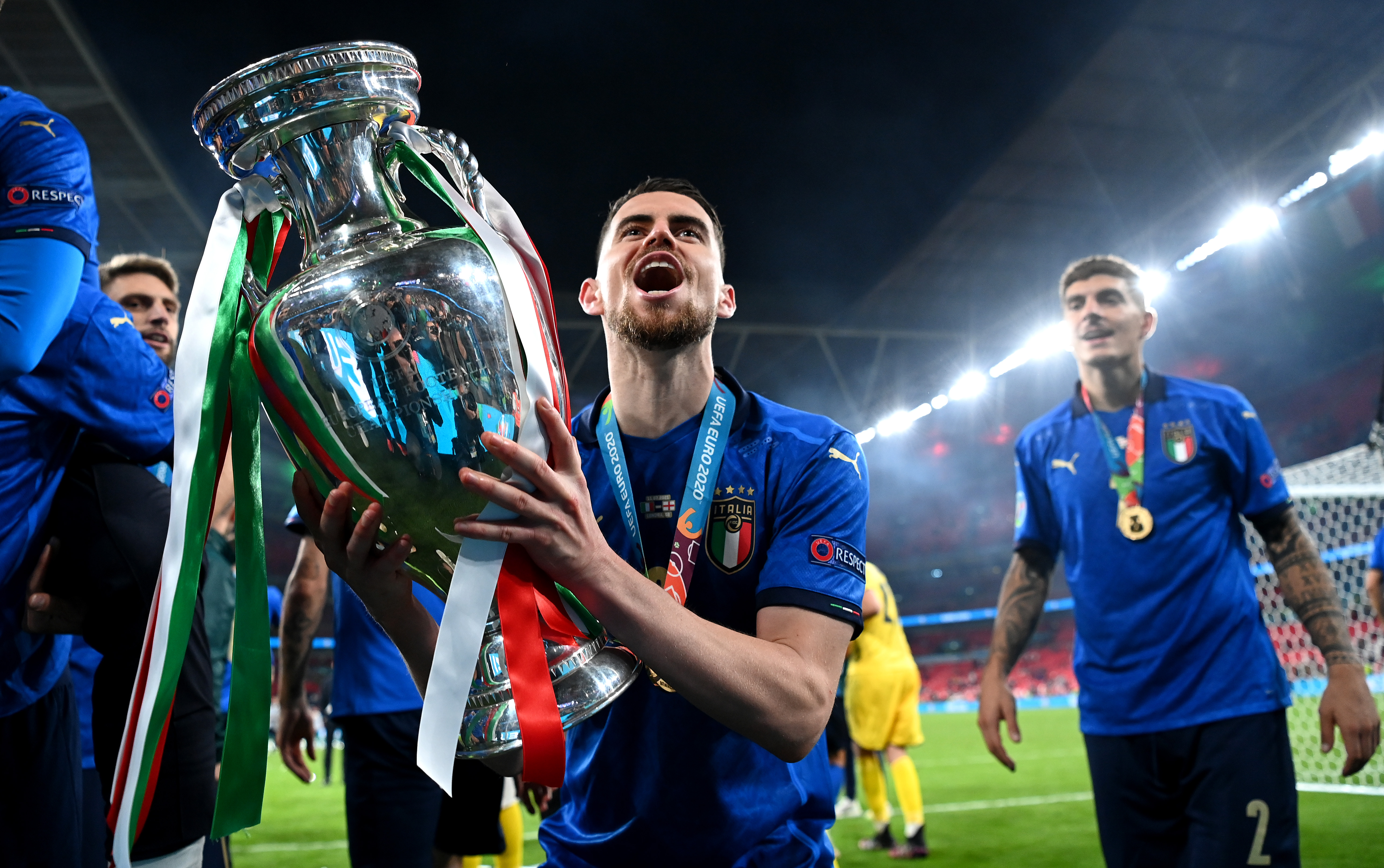 他迎着防守 他迎着防守