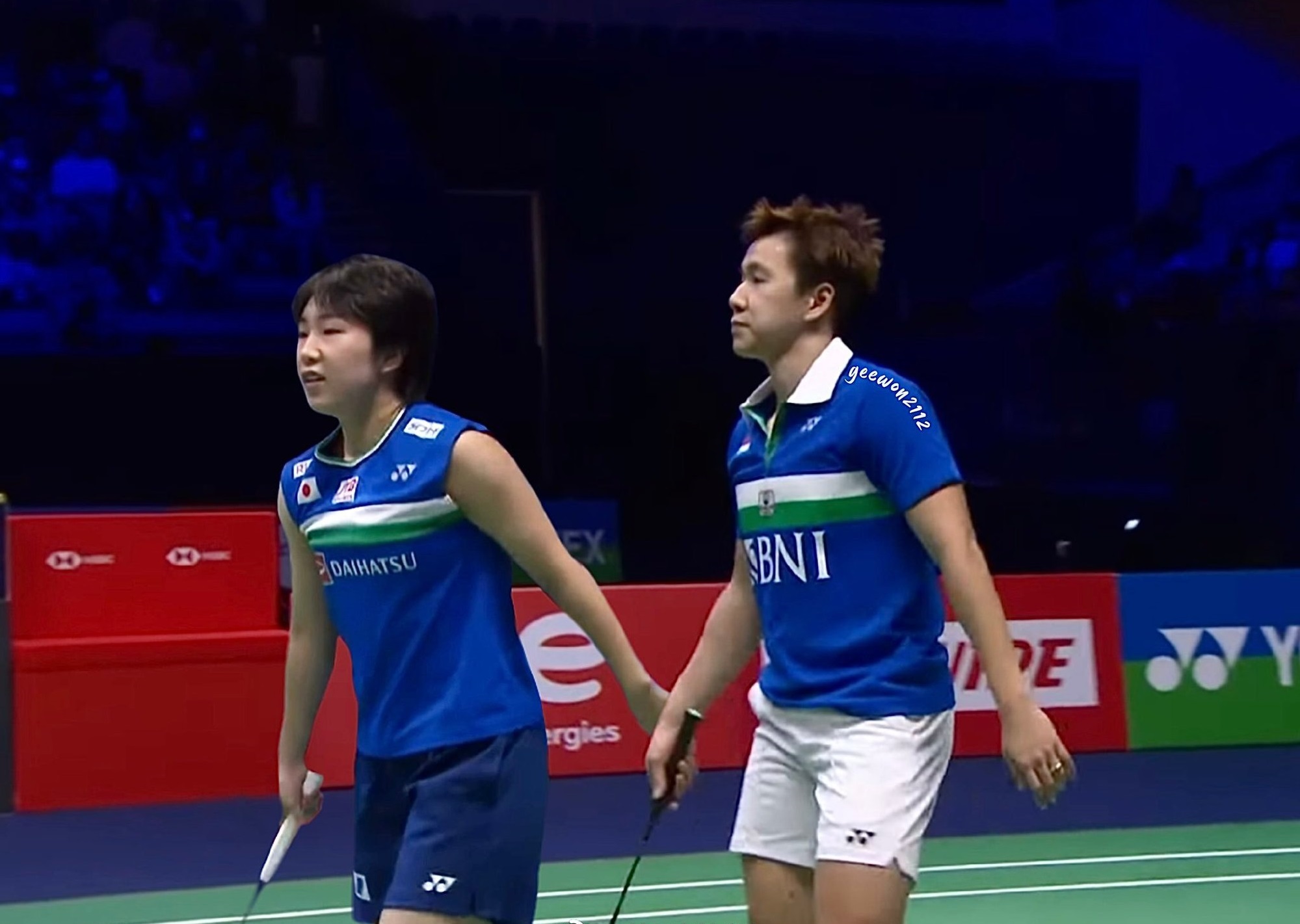 球迷们拭目 球迷们拭目